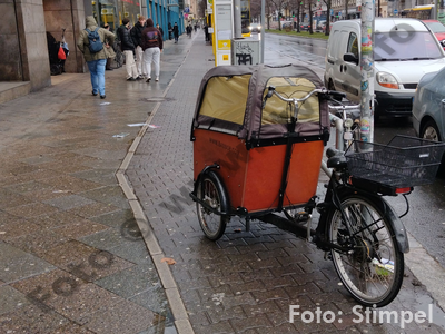 Stimpel: Lastenrad parkt Radweg zu
